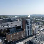 Modern 1br With Amazing Views, Balcony & Sauna شقة