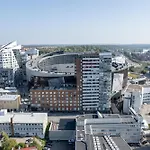 Modern 1br With Amazing Views, Balcony & Sauna شقة